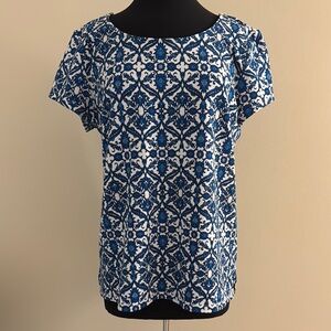 Roz & Ali Blue and White Pattern Short Sleeve Top EUC Size XL